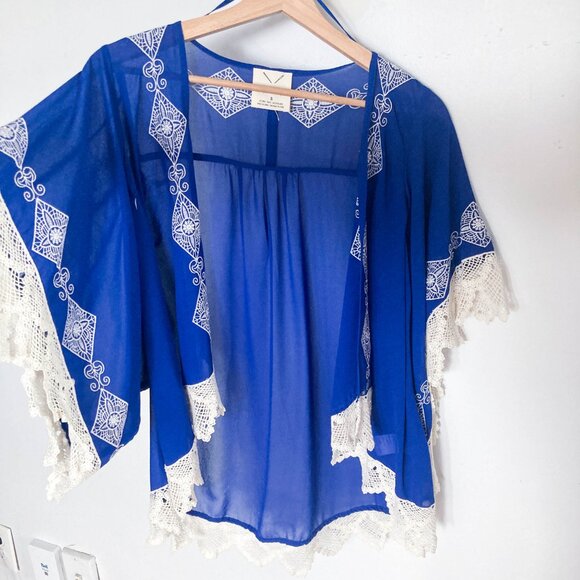 Blue and White Lace Kimono styled Tunic - Picture 15 of 16